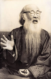 Chinese painter Zhang Daqian 張大千 painted masterpieces *with his beard*